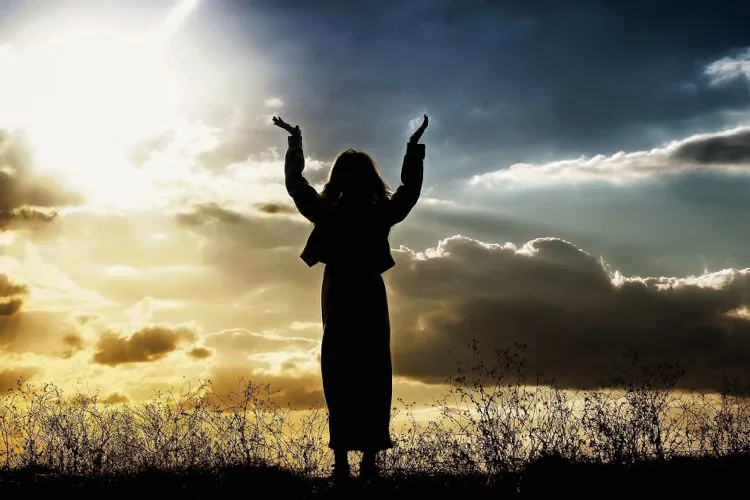 woman worshipping God